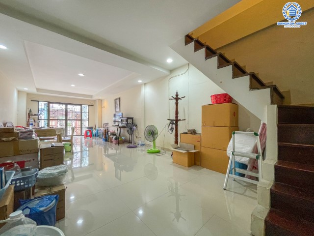 *****ทาวน์เฮ้าส์มือสองย่านนนทบุรี ม.พิชาดา บ้านกล้วย-ไทรน้อย เนื้อที่ 16 ตร.ว. ฟังก์ชัน 2 ห้องนอน 2 ห้องน้ำ บ้านพร้อมอยู่ ตกแต่งใหม่ บนทำเลแห่งการเดินทาง เพียง 20 นาทีก็ถึงรถไฟฟ้าสายสีม่วง "สถานีคลองบางไผ่" ใกล้ทางด่วน "ศรีรัช"